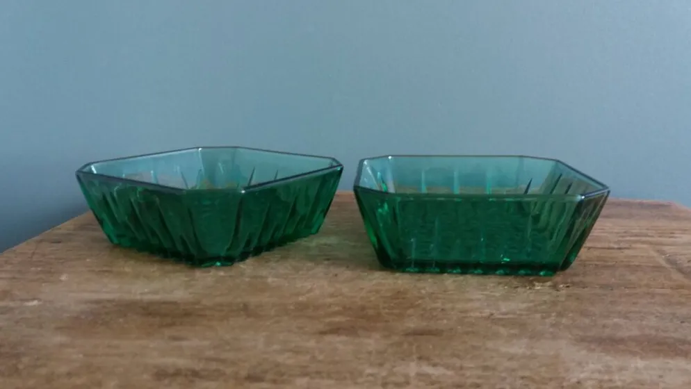 Ramequins en verre vert émeraude Arcoroc, verrerie cristallerie d’Arques