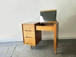 Rare coiffeuse ou bureau du milieu du siècle par John & Sylvia Reid pour Stag 1950