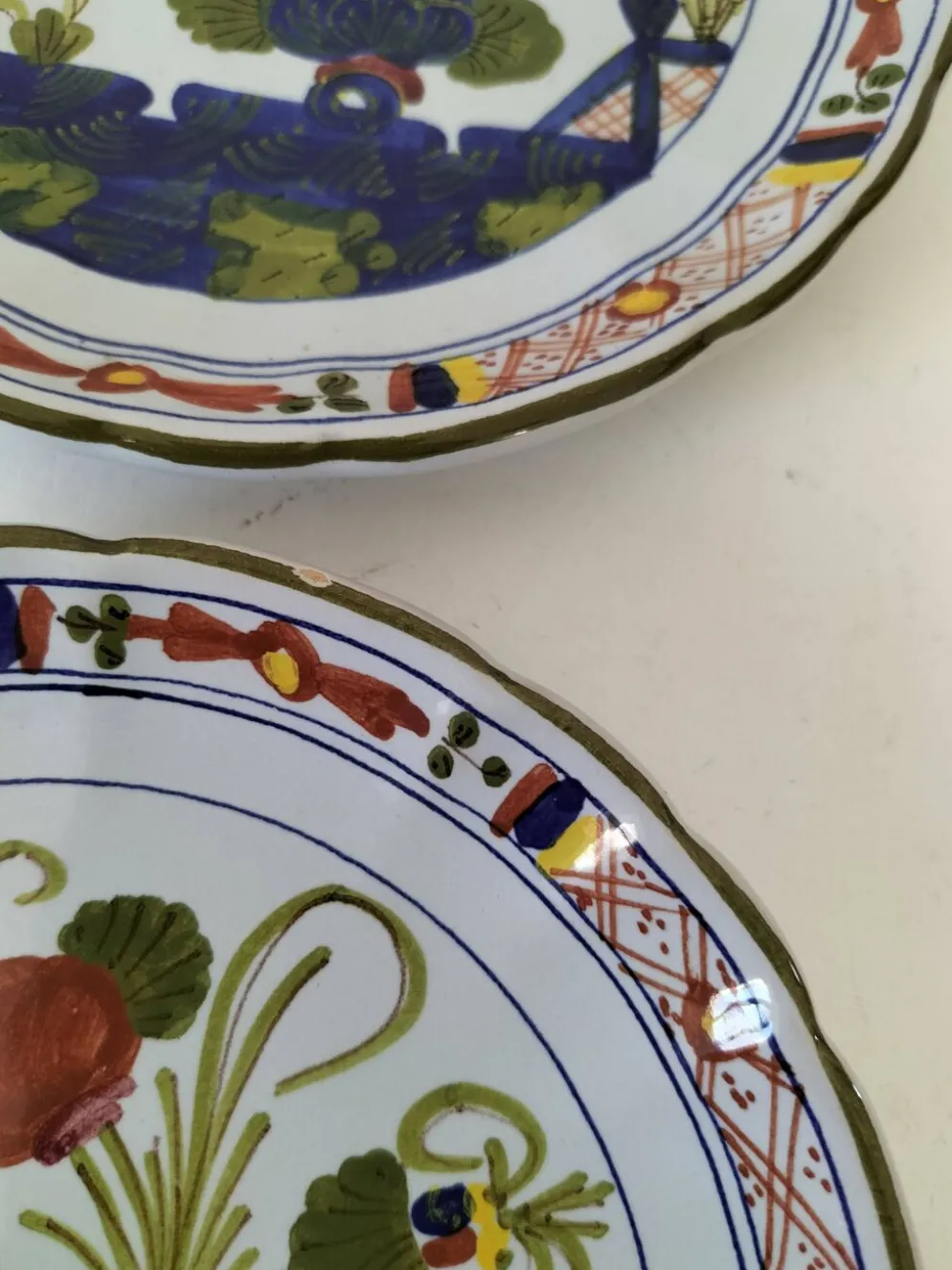 Rare duo d’assiettes italiennes en faïence – CACF Faenza