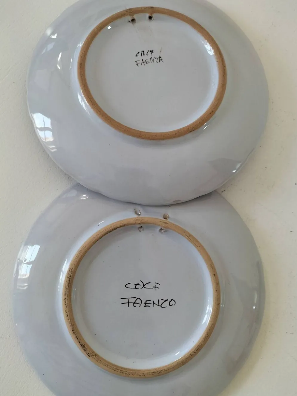 Rare duo d’assiettes italiennes en faïence – CACF Faenza