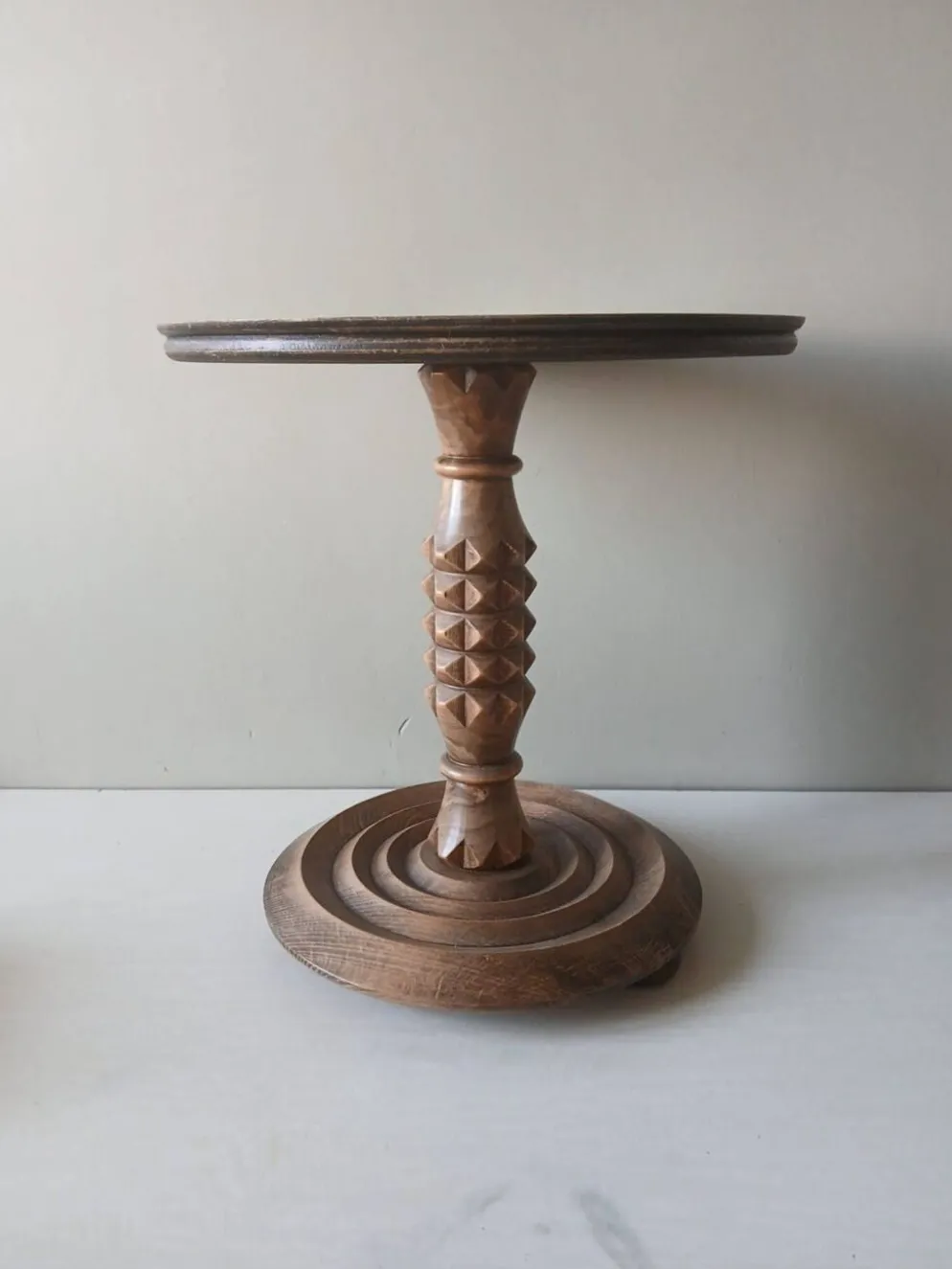 Rare guéridon en chêne massif Charles Dudouyt – Moderniste français, c