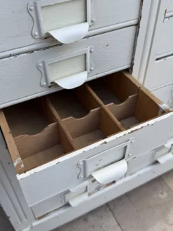 Rare meuble de métier de passementerie 26 tiroirs – patine d’origine