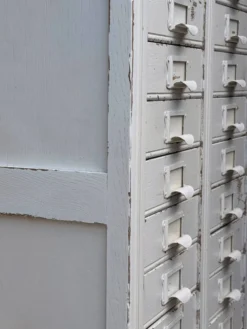 Rare meuble de métier de passementerie 26 tiroirs – patine d’origine
