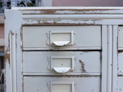 Rare meuble de métier de passementerie 26 tiroirs – patine d’origine
