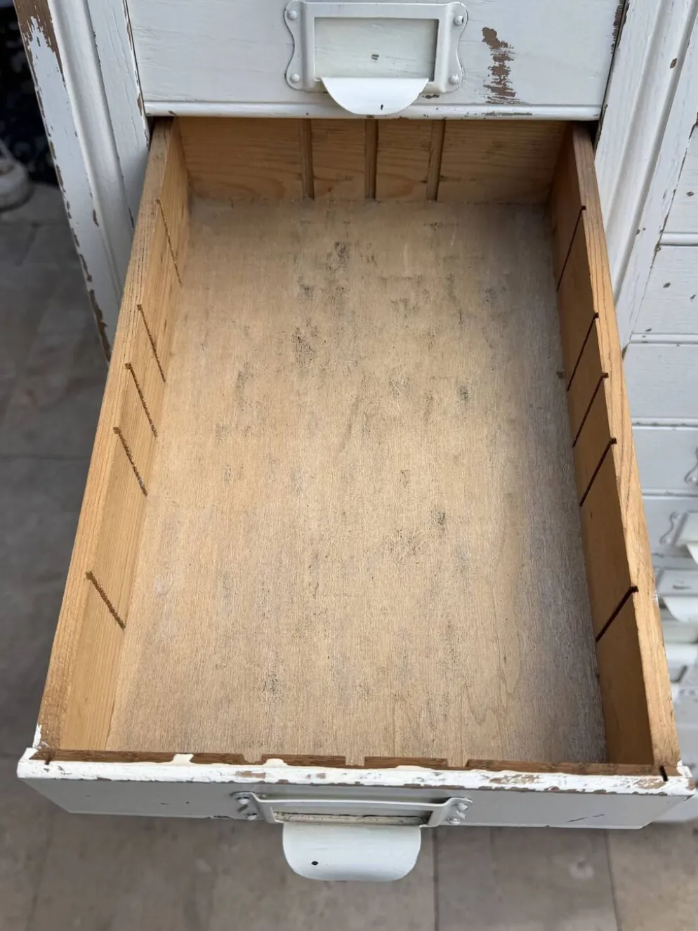 Rare meuble de métier de passementerie 26 tiroirs – patine d’origine
