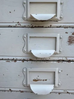Rare meuble de métier de passementerie 26 tiroirs – patine d’origine