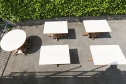 Rare set de 6 tables Baumann 1990, 80x120 et demi lune 120cm