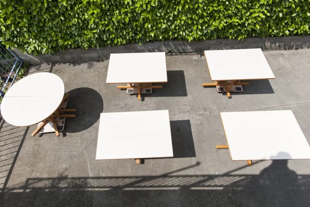 Rare set de 6 tables Baumann 1990, 80x120 et demi lune 120cm