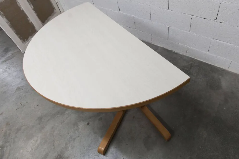 Rare set de 6 tables Baumann 1990, 80x120 et demi lune 120cm