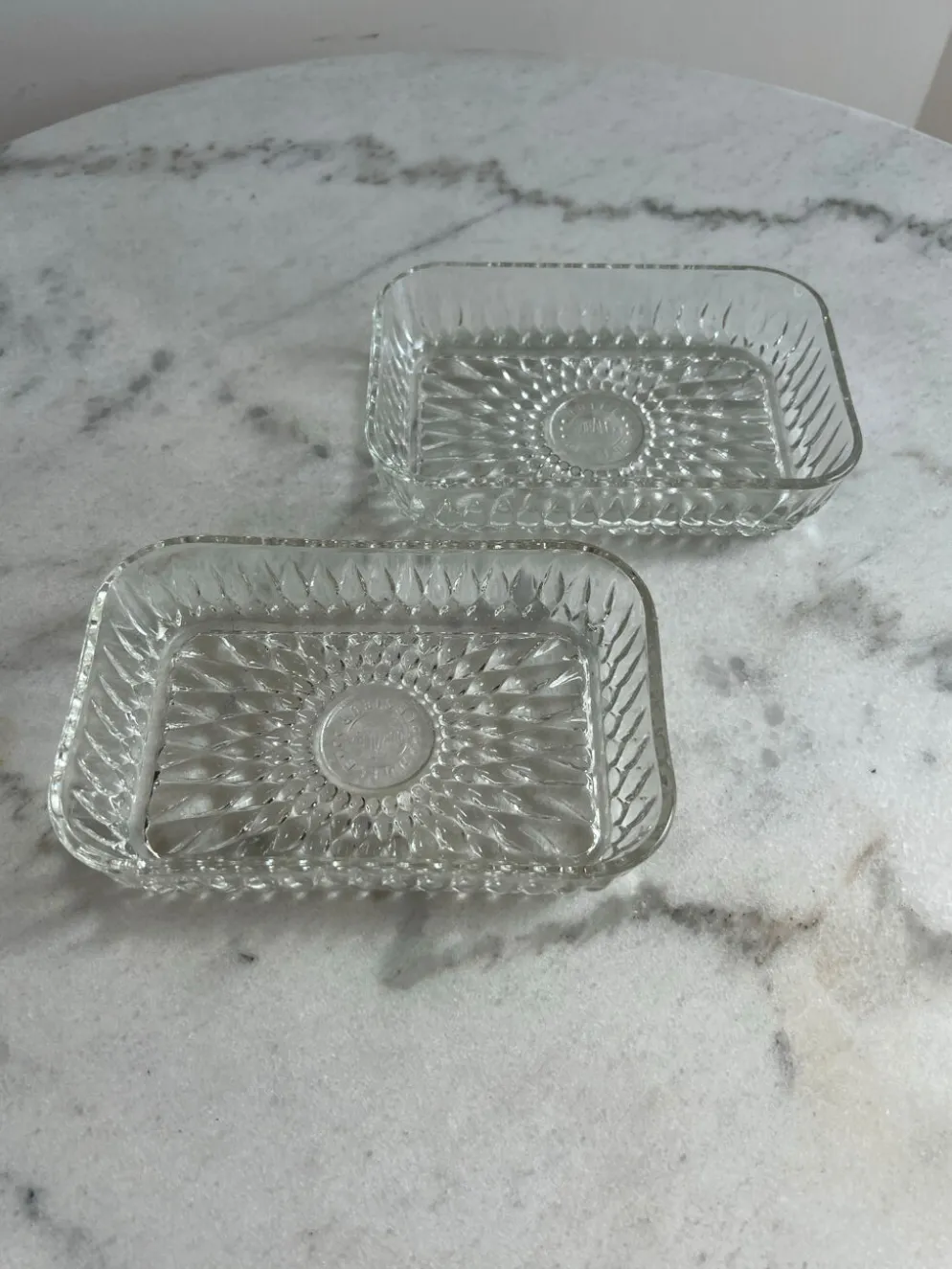 Ravier ancien Duralex — Verre moulé transparent, motif soleil
