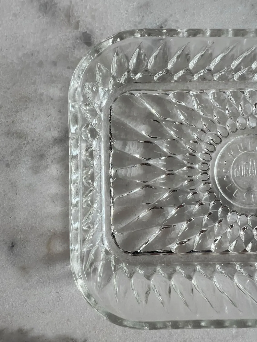 Ravier ancien Duralex — Verre moulé transparent, motif soleil