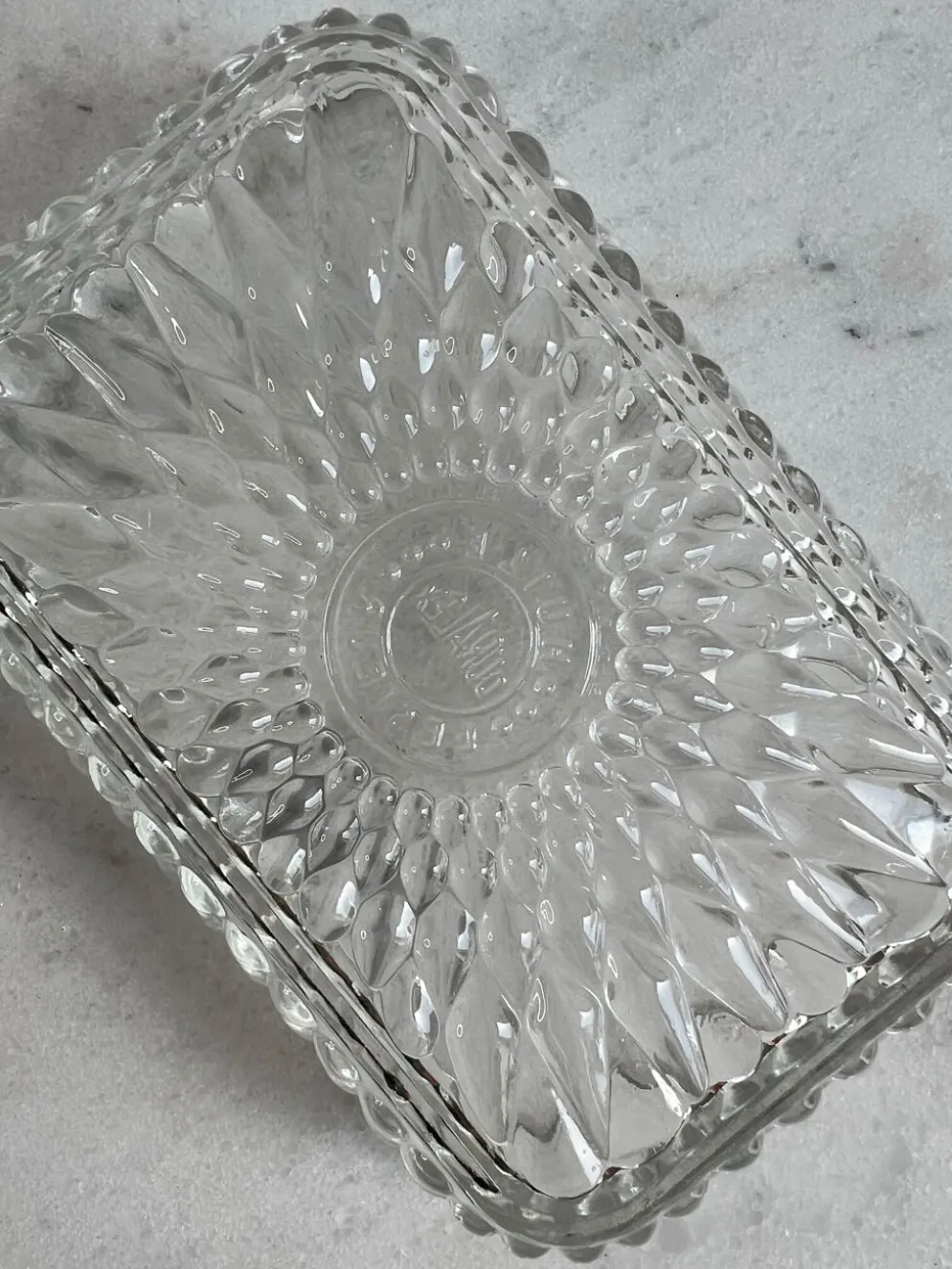 Ravier ancien Duralex — Verre moulé transparent, motif soleil