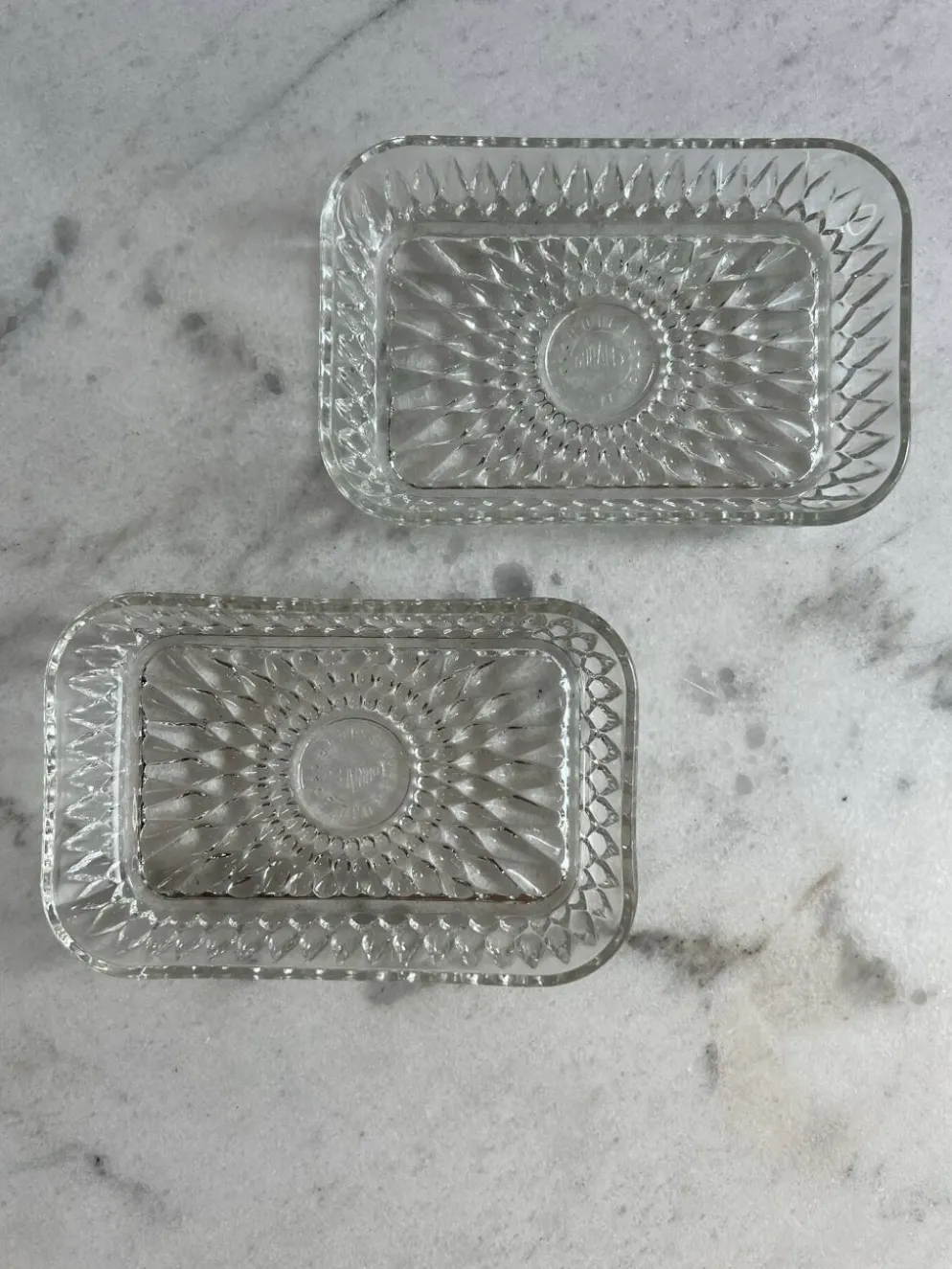 Ravier ancien Duralex — Verre moulé transparent, motif soleil