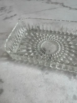 Ravier ancien Duralex — Verre moulé transparent, motif soleil