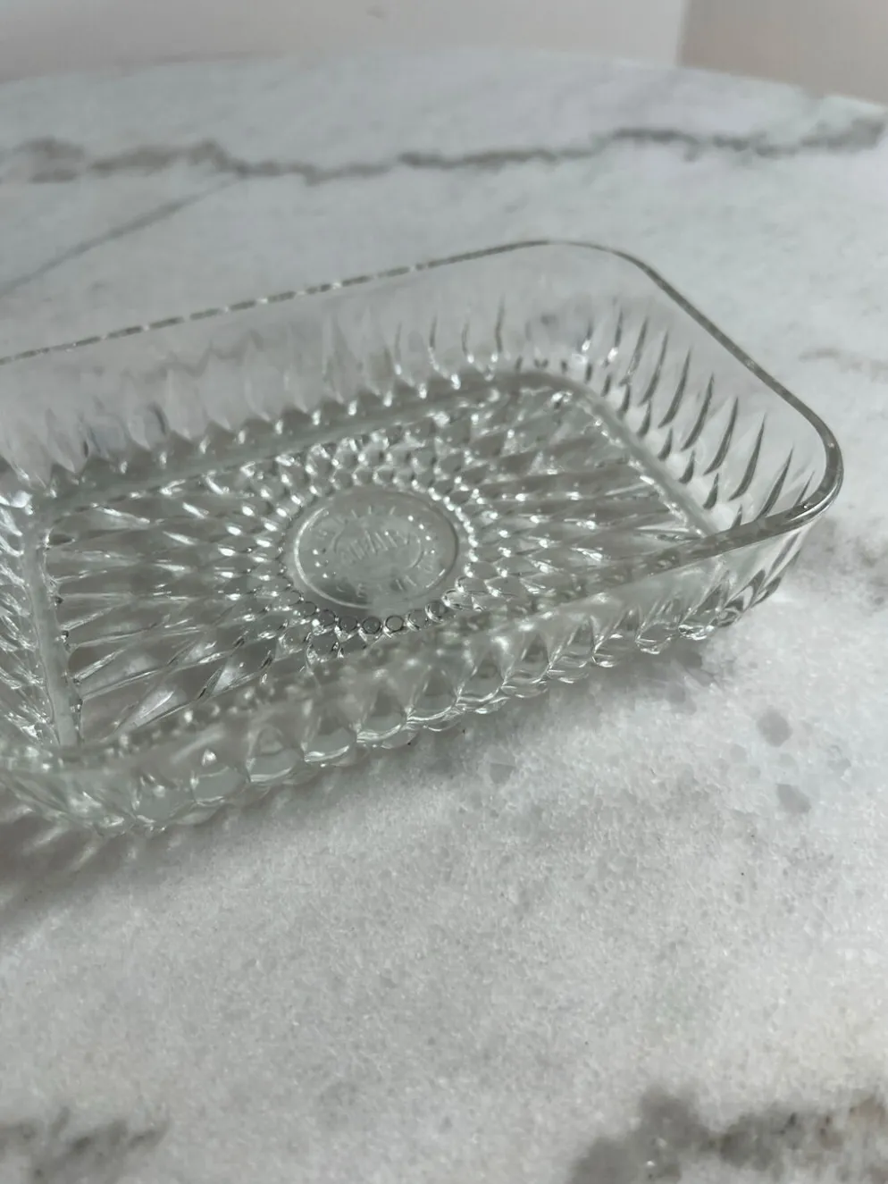 Ravier ancien Duralex — Verre moulé transparent, motif soleil