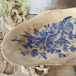Ravier ancien en terre de fer " au tapis rouge " décor faison