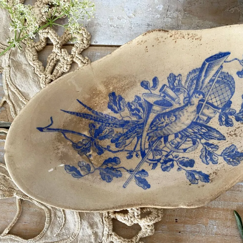 Ravier ancien en terre de fer " au tapis rouge " décor faison
