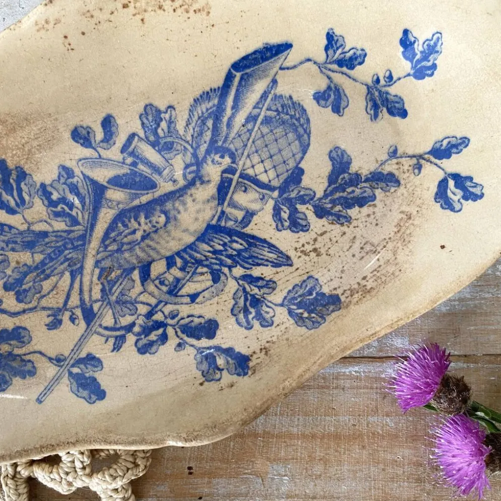 Ravier ancien en terre de fer " au tapis rouge " décor faison