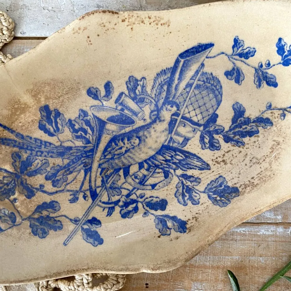 Ravier ancien en terre de fer " au tapis rouge " décor faison