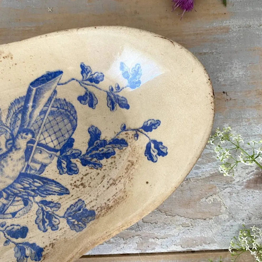 Ravier ancien en terre de fer " au tapis rouge " décor faison