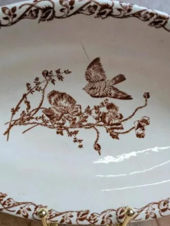 Ravier ancien en terre de fer décor oiseaux et coquelicots
