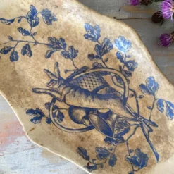 Ravier ancien en Terre de Fer lapin "au tapis rouge Paris"