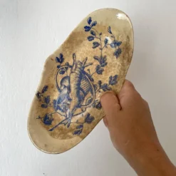 Ravier ancien en Terre de Fer lapin "au tapis rouge Paris"