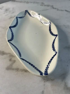 Ravier en terre de fer décor bleues 24cm