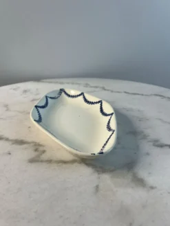 Ravier en terre de fer décor bleues 24cm