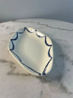 Ravier en terre de fer décor bleues 24cm