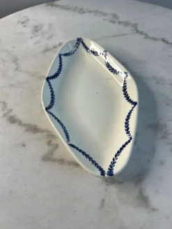 Ravier en terre de fer décor bleues 24cm