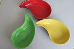 3 raviers céramique vintage assortis 1950-60 dans panier laiton poignée scoubidou
