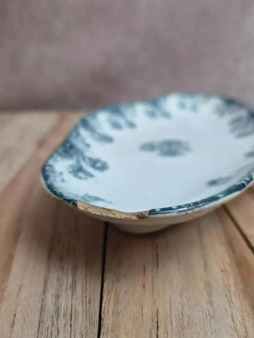 Ravier terre de fer Sté Amandinoise – modèle Oeillets – décor bleu ancien