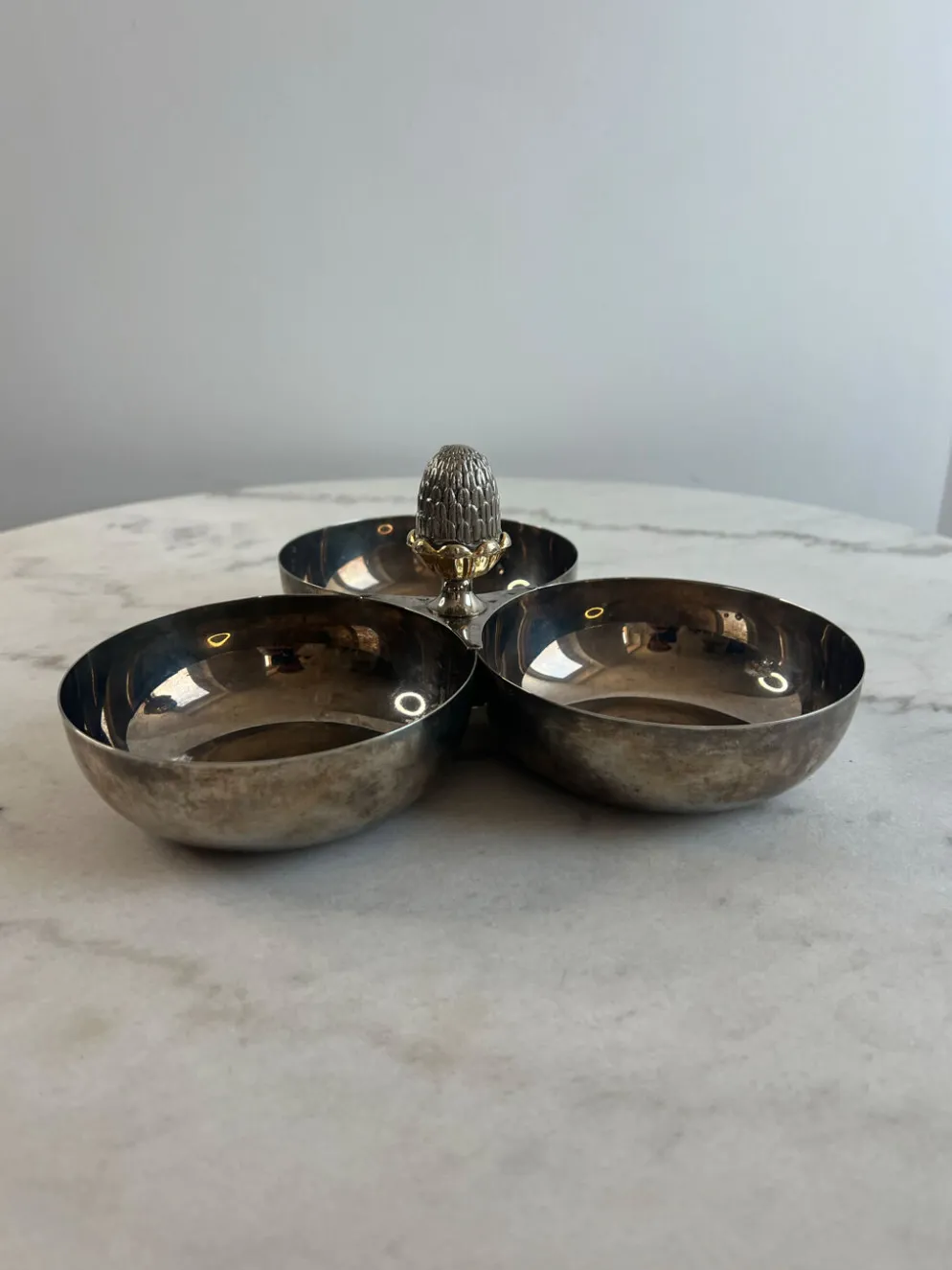 Ravier triple en métal argenté — 3 coupelles, prise en pomme de pin