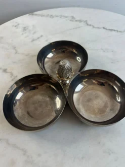 Ravier triple en métal argenté — 3 coupelles, prise en pomme de pin