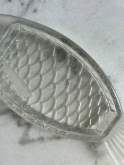 Ravier verre moulé — Forme poisson, écailles en relief