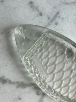 Ravier verre moulé — Forme poisson, écailles en relief