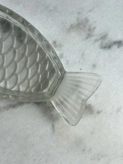 Ravier verre moulé — Forme poisson, écailles en relief