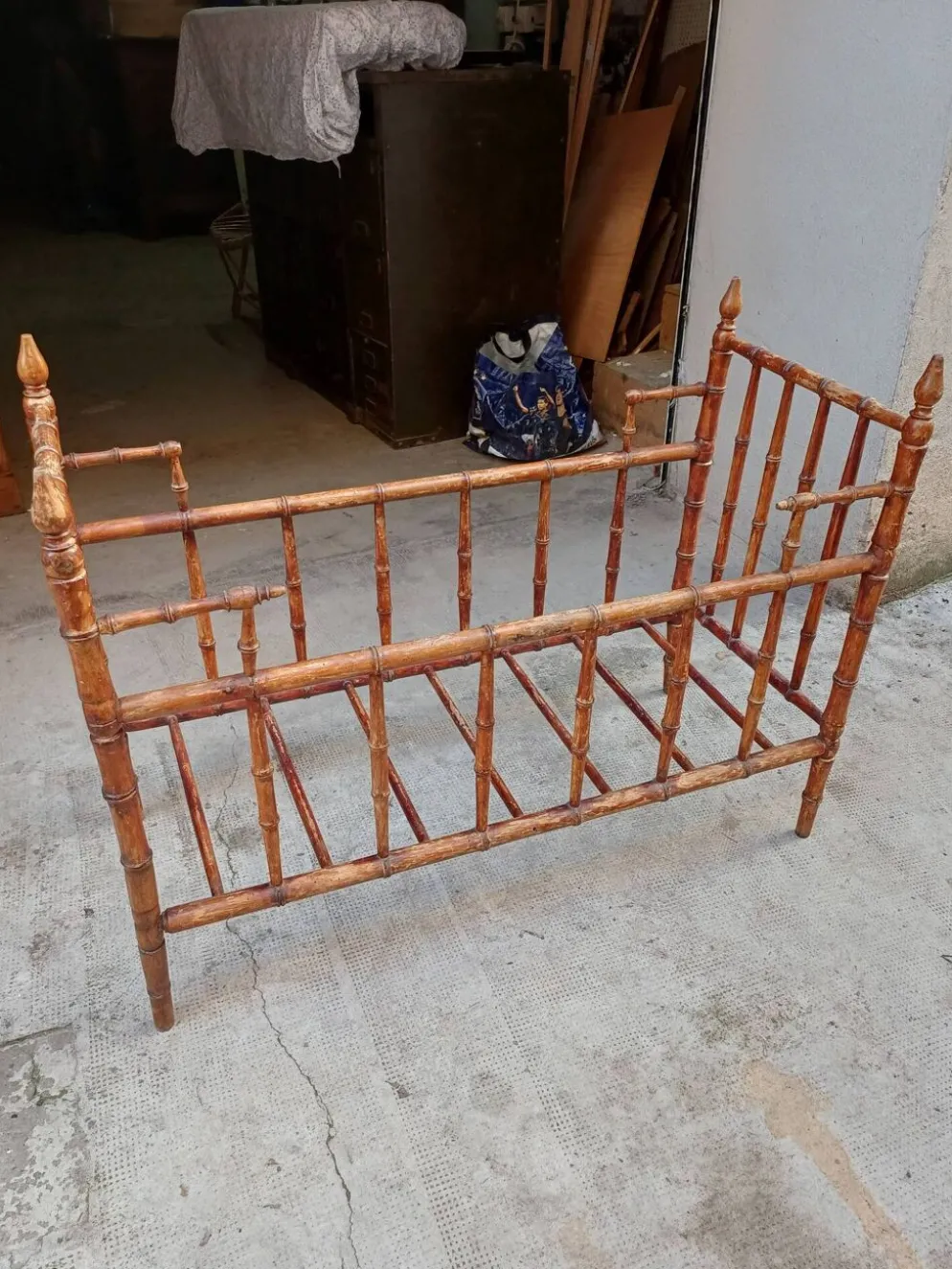 Ravissant Lit en bois de bébé, époque 19 eme style faux bambou
