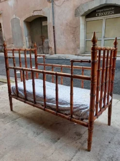 Ravissant Lit en bois de bébé, époque 19 eme style faux bambou