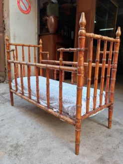 Ravissant Lit en bois de bébé, époque 19 eme style faux bambou