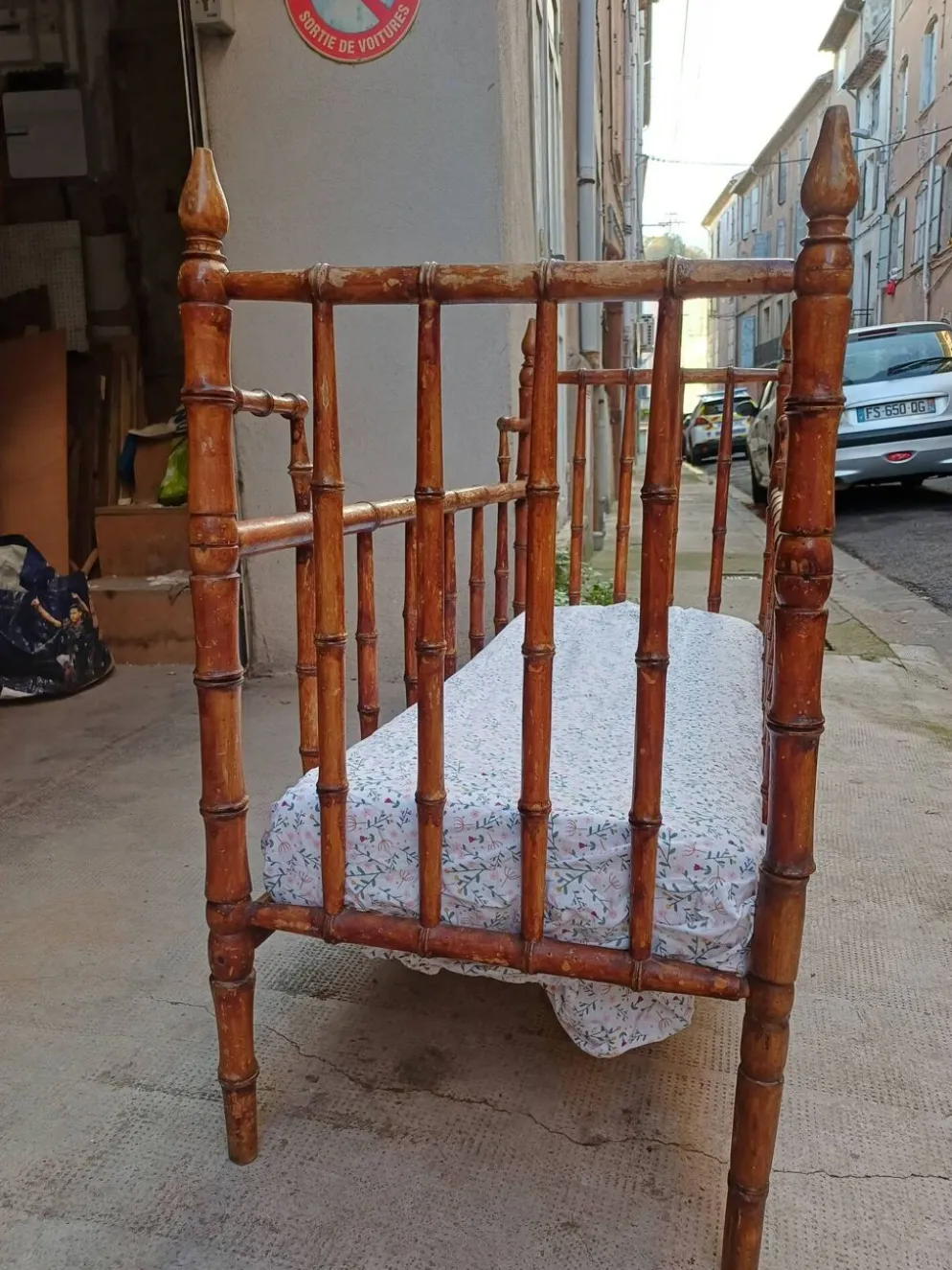 Ravissant Lit en bois de bébé, époque 19 eme style faux bambou