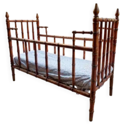 Ravissant Lit en bois de bébé, époque 19 eme style faux bambou