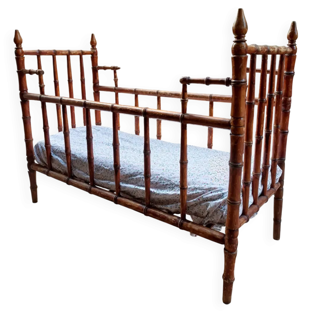 Ravissant Lit en bois de bébé, époque 19 eme style faux bambou
