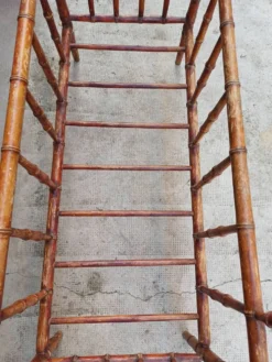 Ravissant Lit en bois de bébé, époque 19 eme style faux bambou
