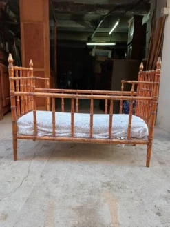 Ravissant Lit en bois de bébé, époque 19 eme style faux bambou