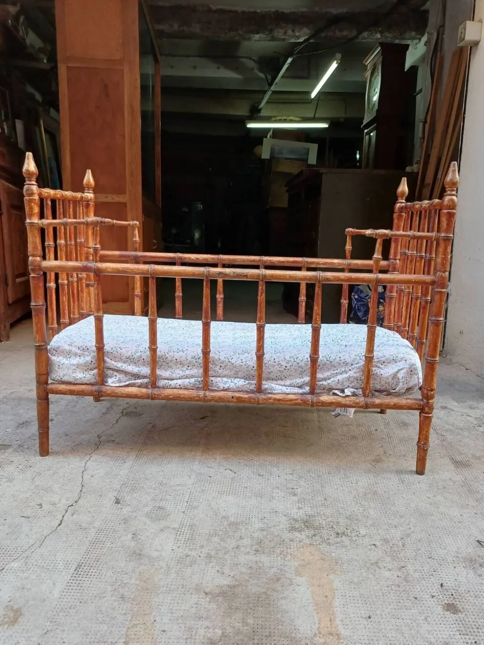 Ravissant Lit en bois de bébé, époque 19 eme style faux bambou