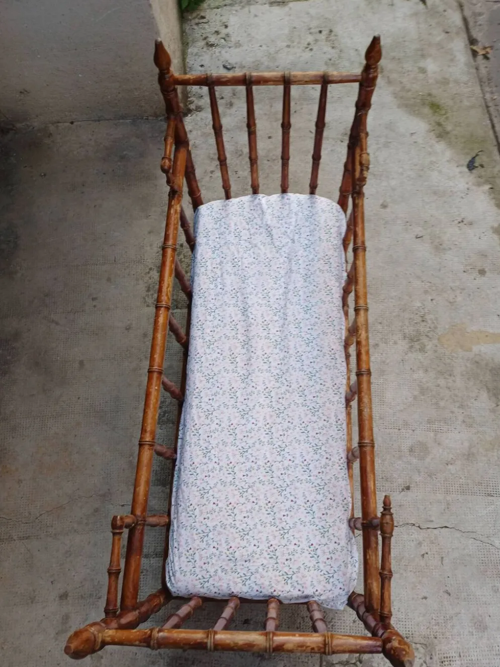 Ravissant Lit en bois de bébé, époque 19 eme style faux bambou