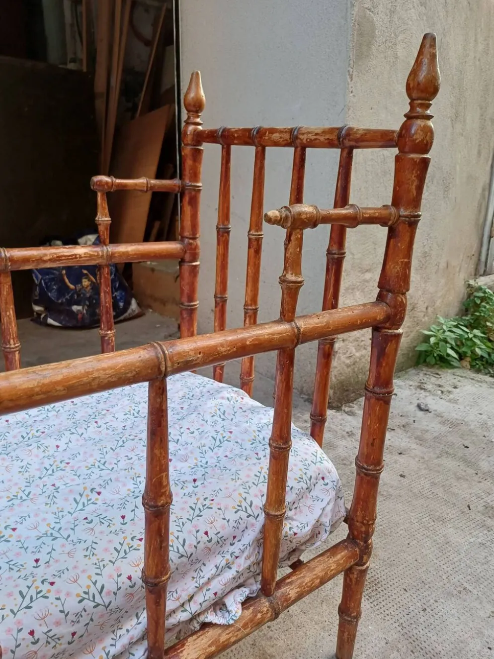 Ravissant Lit en bois de bébé, époque 19 eme style faux bambou