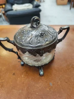Ravissant sucrier bonbonnière Belle Époque en verre torsadé et métal patiné